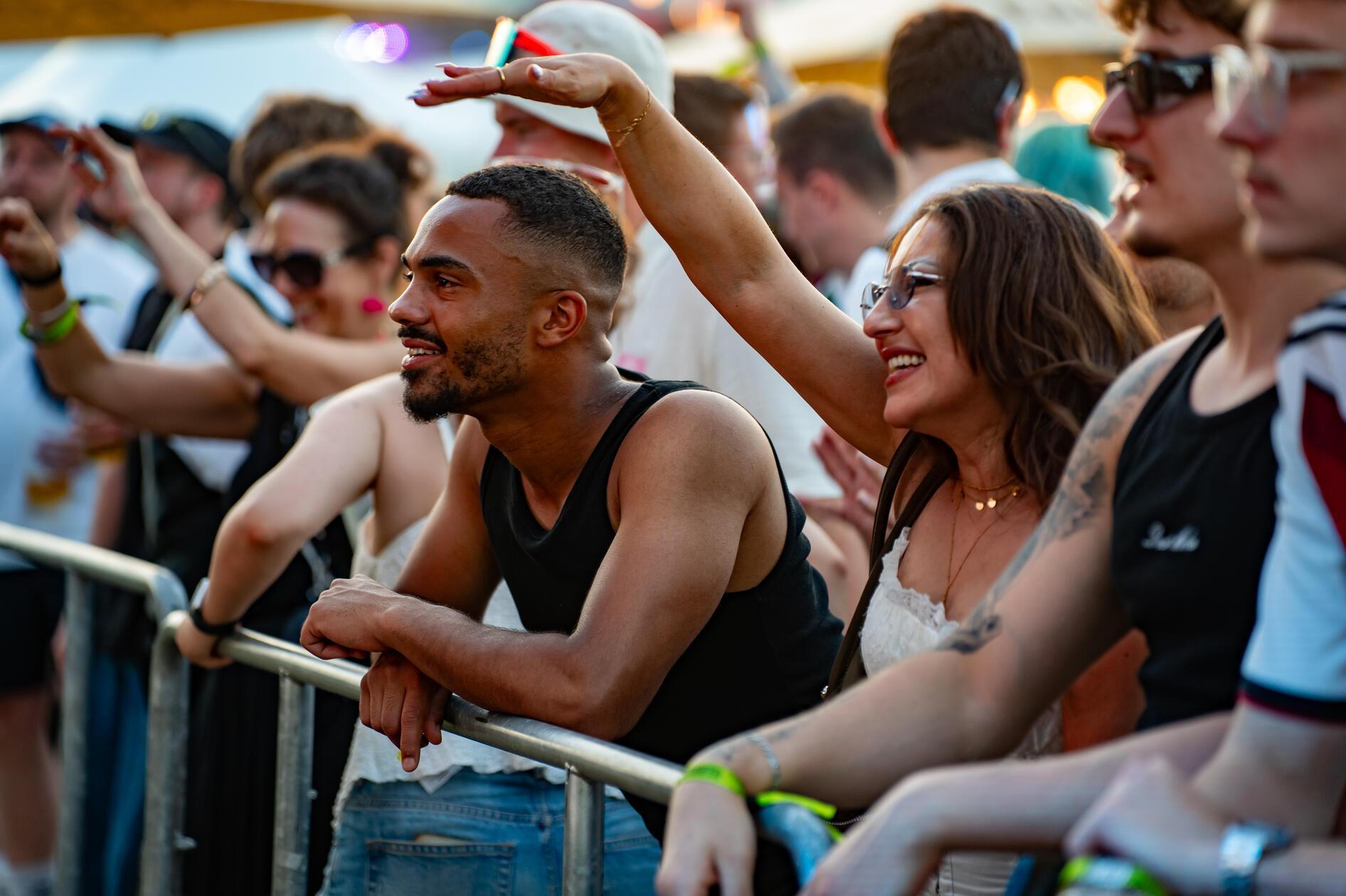 Im Garlic Garden gaben sich Dollar Bill Drastic, Ju Mula, Lawrays Dance, Marbelz, Mike Sense, Robvee sowie DJ Rapture, Frizzo, Nedi, Val, Chefket, Disarstar und Rubi die Ehre.