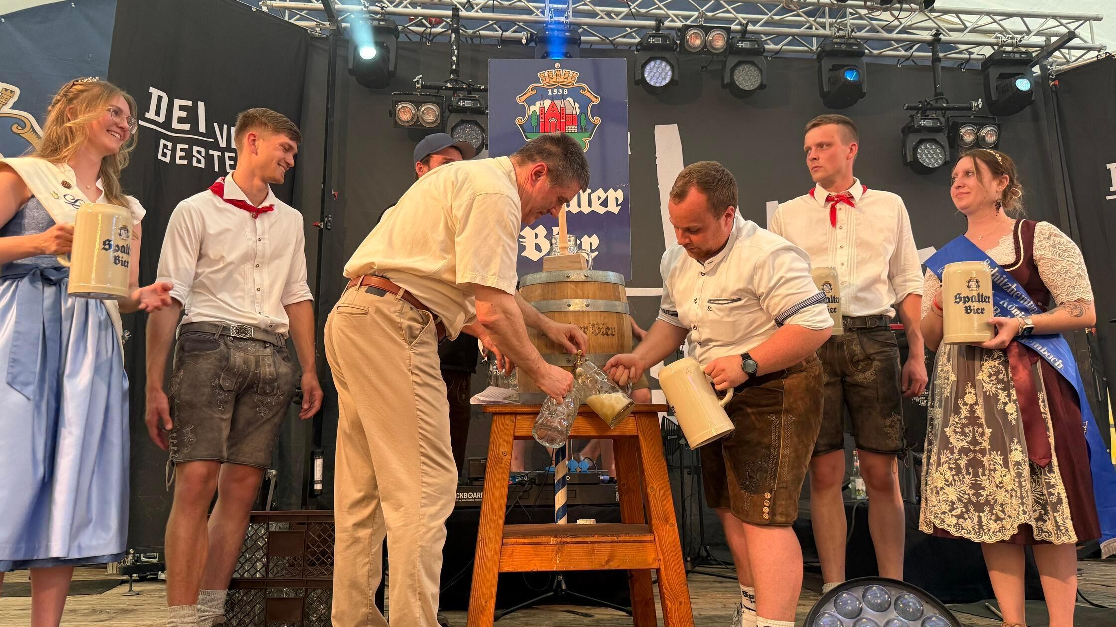 Mit dem traditionellen Bieranstich eröffnete Bürge