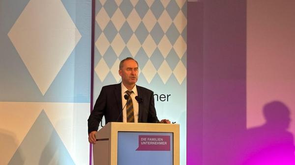Hatte den Applaus vieler Familienunternehmen bei deren Kongress in Nürnberg auf seiner Seite: der bayerische Wirtschaftsminister Hubert Aiwanger (FW) mit Statements wie "Die Erhöhung der Erbschaftssteuer ist grundfalsch" oder dass Nachfolger aus der Familie die Verantwortung für die Firma umgehängt bekämen "wie einen Mühlstein".