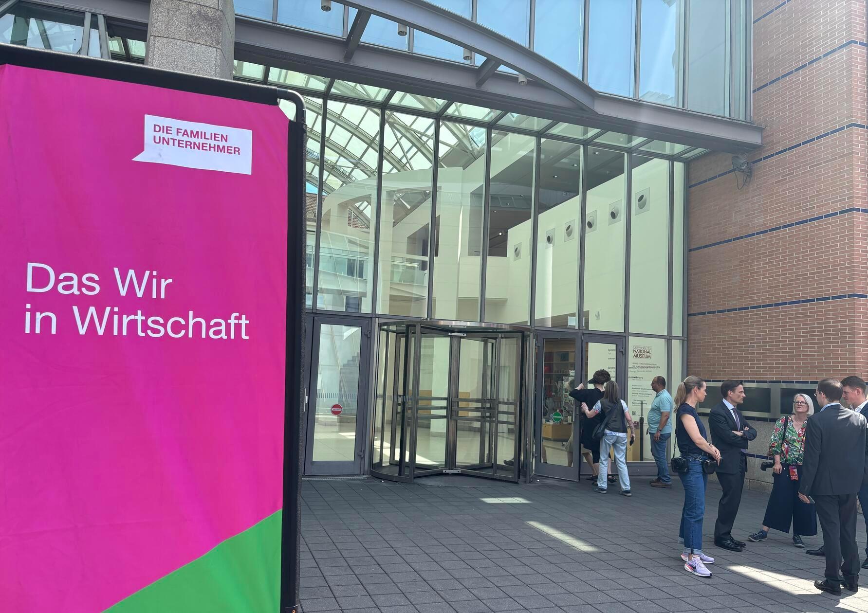 Große Banner kündigten die ganztägige Veranstaltung im GMN an.
