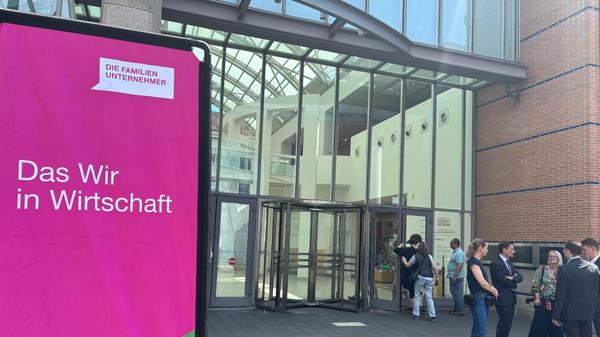 Große Banner kündigten die ganztägige Veranstaltung im GMN an.