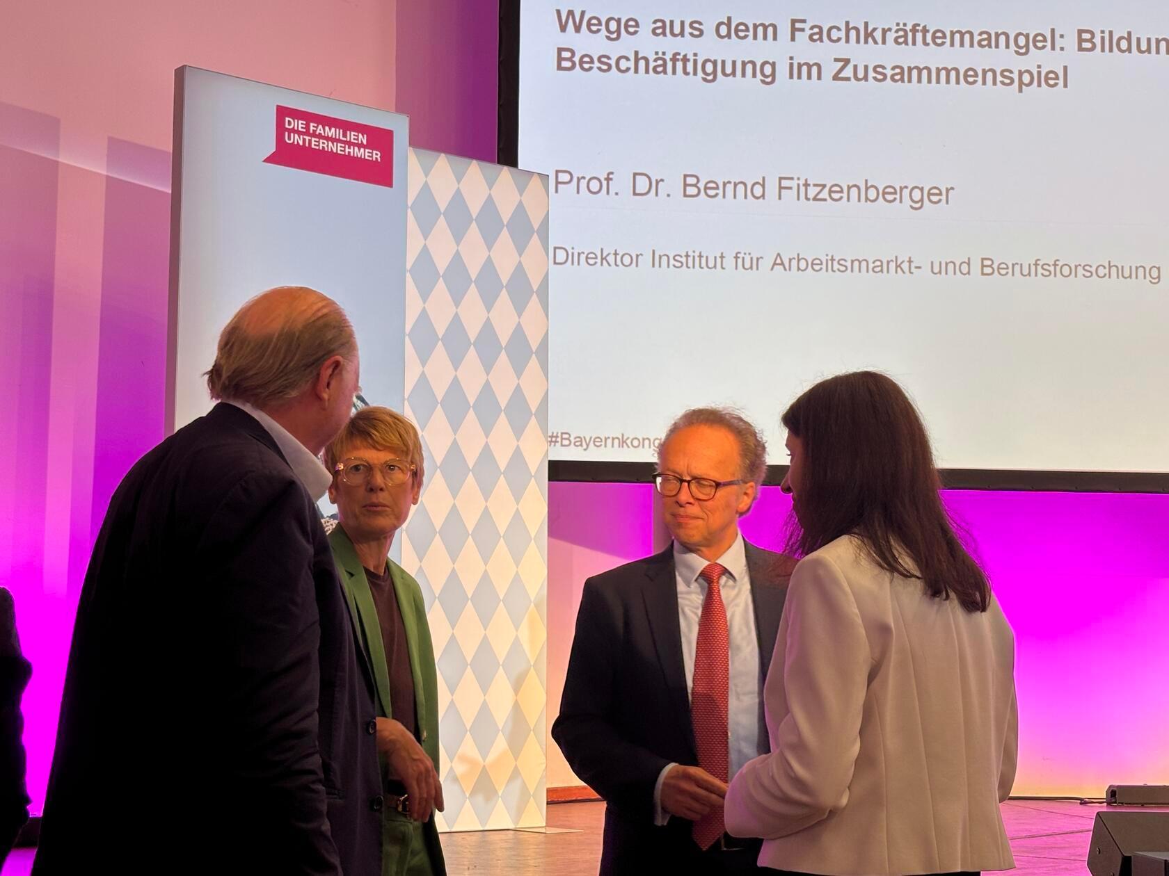 Wirtschaftsweise Veronika Grimm (2.v.li.) und die bayerische Landesvorsitzende Eva Vesterling (re.) tauschen sich beim Kongress der Familienunternehmen in Nürnberg kurz aus.