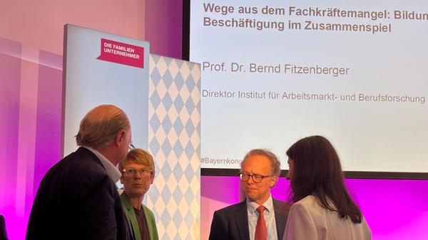 Wirtschaftsweise Veronika Grimm (2.v.li.) und die bayerische Landesvorsitzende Eva Vesterling (re.) tauschen sich beim Kongress der Familienunternehmen in Nürnberg kurz aus.