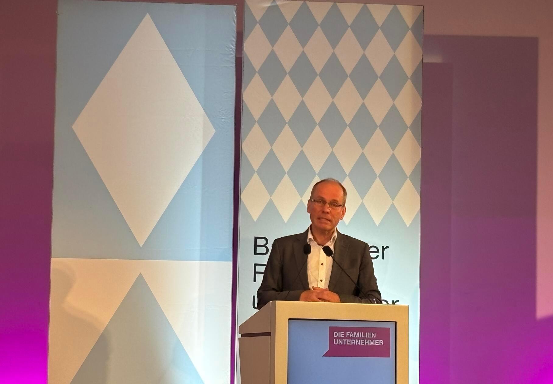 Mahnende Worte kamen beim Familienunternehmer-Kongress in Nürnberg von Bernd Fitzenberger, dem Direktor des Nürnberger Instituts für Arbeitsmarkt- und Berufsforschung (IAB). Er sprach von 30 Prozent unbesetzten Ausbildungsplätzen 2025 und fast 20 Prozent jungen Menschen zwischen 20 und 34, die keine Berufsausbildung haben.