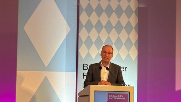 Mahnende Worte kamen beim Familienunternehmer-Kongress in Nürnberg von Bernd Fitzenberger, dem Direktor des Nürnberger Instituts für Arbeitsmarkt- und Berufsforschung (IAB). Er sprach von 30 Prozent unbesetzten Ausbildungsplätzen 2025 und fast 20 Prozent jungen Menschen zwischen 20 und 34, die keine Berufsausbildung haben.