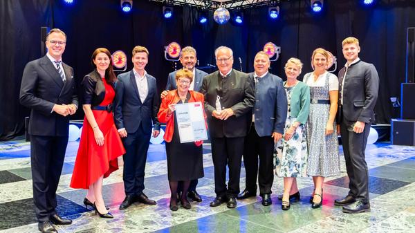 Bayerisches Familienunternehmen des Jahres 2026 ist die Johann Dettendorfer Spedition aus Nußdorf am Inn: Im Bild die Landesvorsitzende der Familienunternehmer Eva Vesterling (v.li.), Jury-Vorsitzender Maximilian Junker, Familie Dettendorfer u.a. mit Johanna und Johann sowie ihren Söhnen Georg und Johannes.