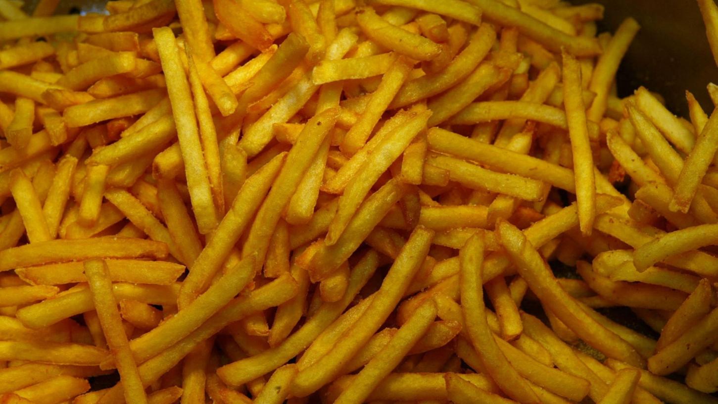 Seit Freitagabend bereitete der belgische Imbissbudenbesitzer Chris Verschueren 1,5 Tonnen Pommes Frites zu, für die Belgien ebenso bekannt ist wie für Pralinen und Waffeln (Symbolbild). Seit Freitagabend bereitete der belgische Imbissbudenbesitzer Chris Verschueren 1,5 Tonnen Pommes Frites zu, für die Belgien ebenso bekannt ist wie für Pralinen und Waffeln (Symbolbild).