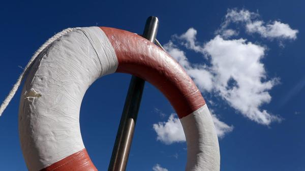 Ein Rettungsring hängt im Freibad Bärenkeller am R