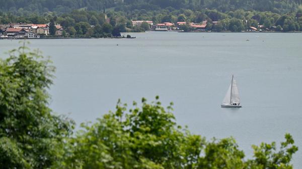 Ein Segelboot schwimmt auf dem Tegernsee in Oberba