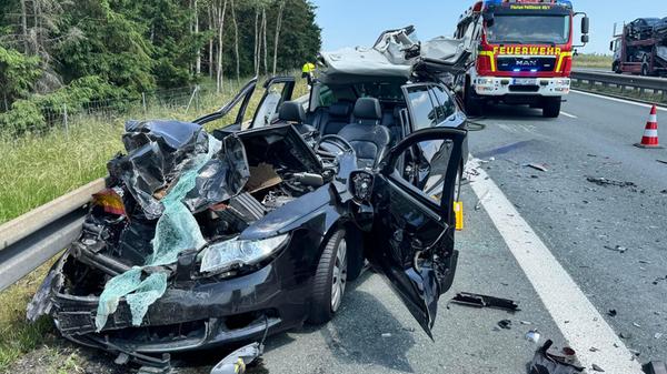 Auto fährt ungebremst auf Lastwagen auf: Insasse