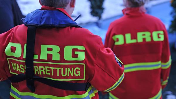 Helfer der DLRG Wasserrettung (zu dpa: «23-Jährige