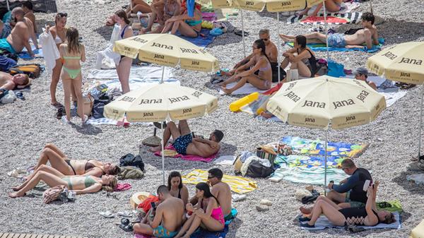 News Bilder des Tages PXL_Banje Beach Tourists enj