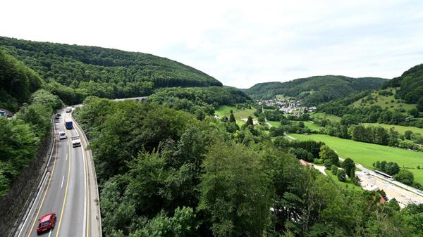 Die Autobahn 8 am Albaufstieg bei Mühlhausen im Tä