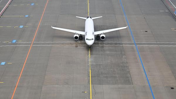 Eine Passagiermaschine der Lufthansa rollt auf dem