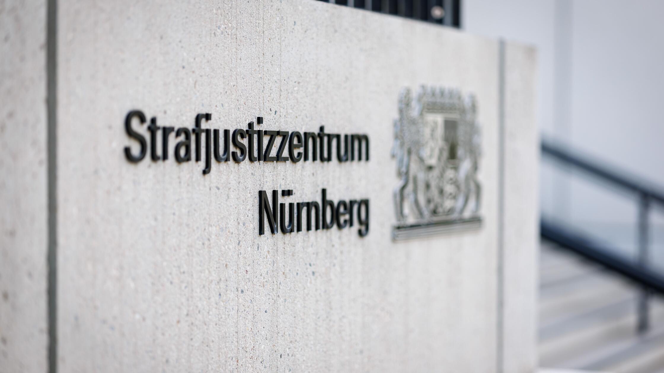 "Strafjustizzentrum Nürnberg" steht am Eingangsber
