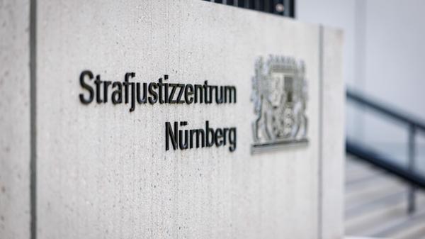 "Strafjustizzentrum Nürnberg" steht am Eingangsber