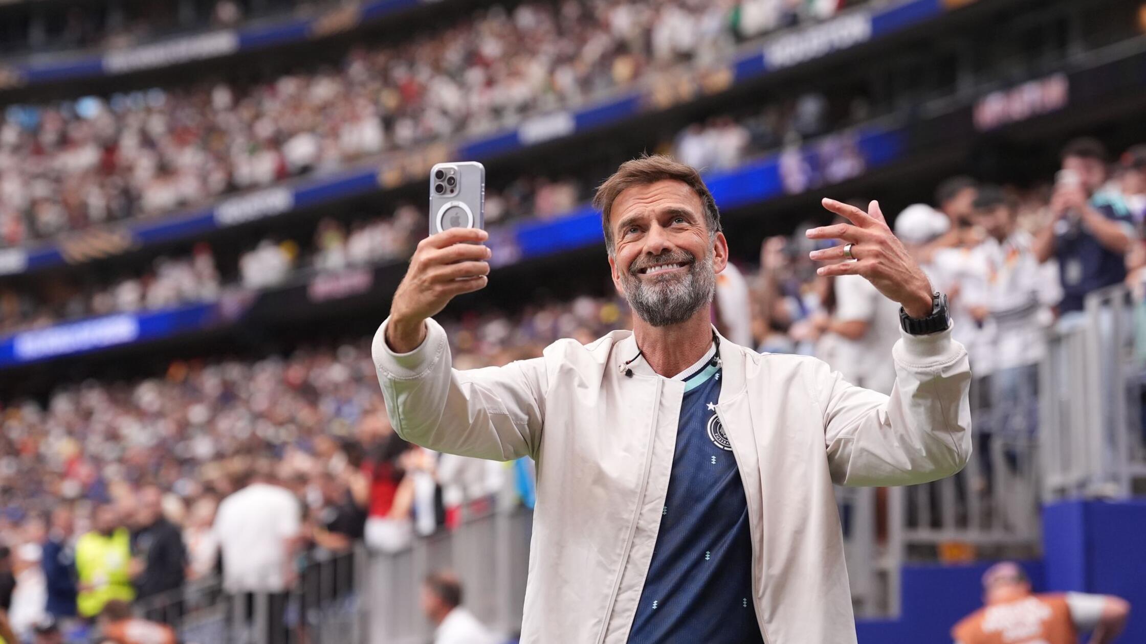Besonderes-Geschenk-f-r-TV-Experte-Klopp