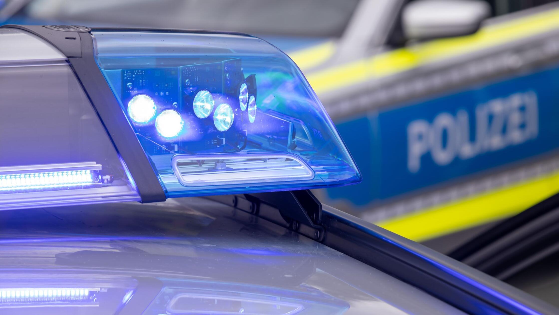 Ein Blaulicht auf dem Dach eines Polizeifahrzeugs.