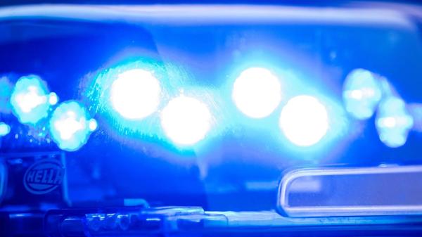 Ein Blaulicht leuchtet an einer Polizeistreife. (z