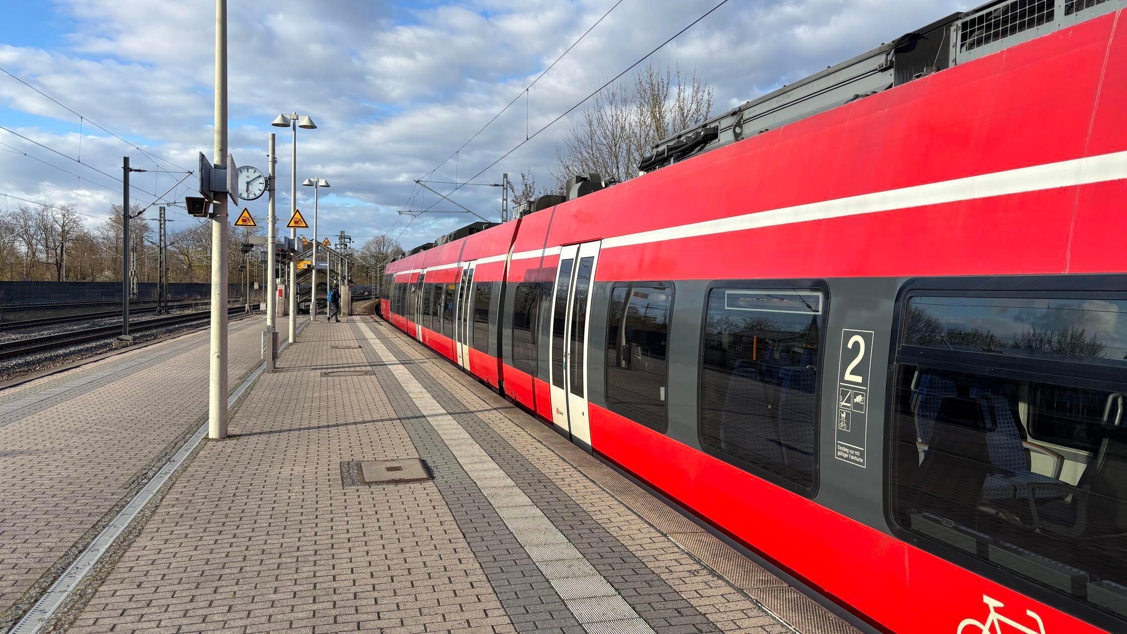 Symbolbild Bahnhof Schwabach S-Bahn S2