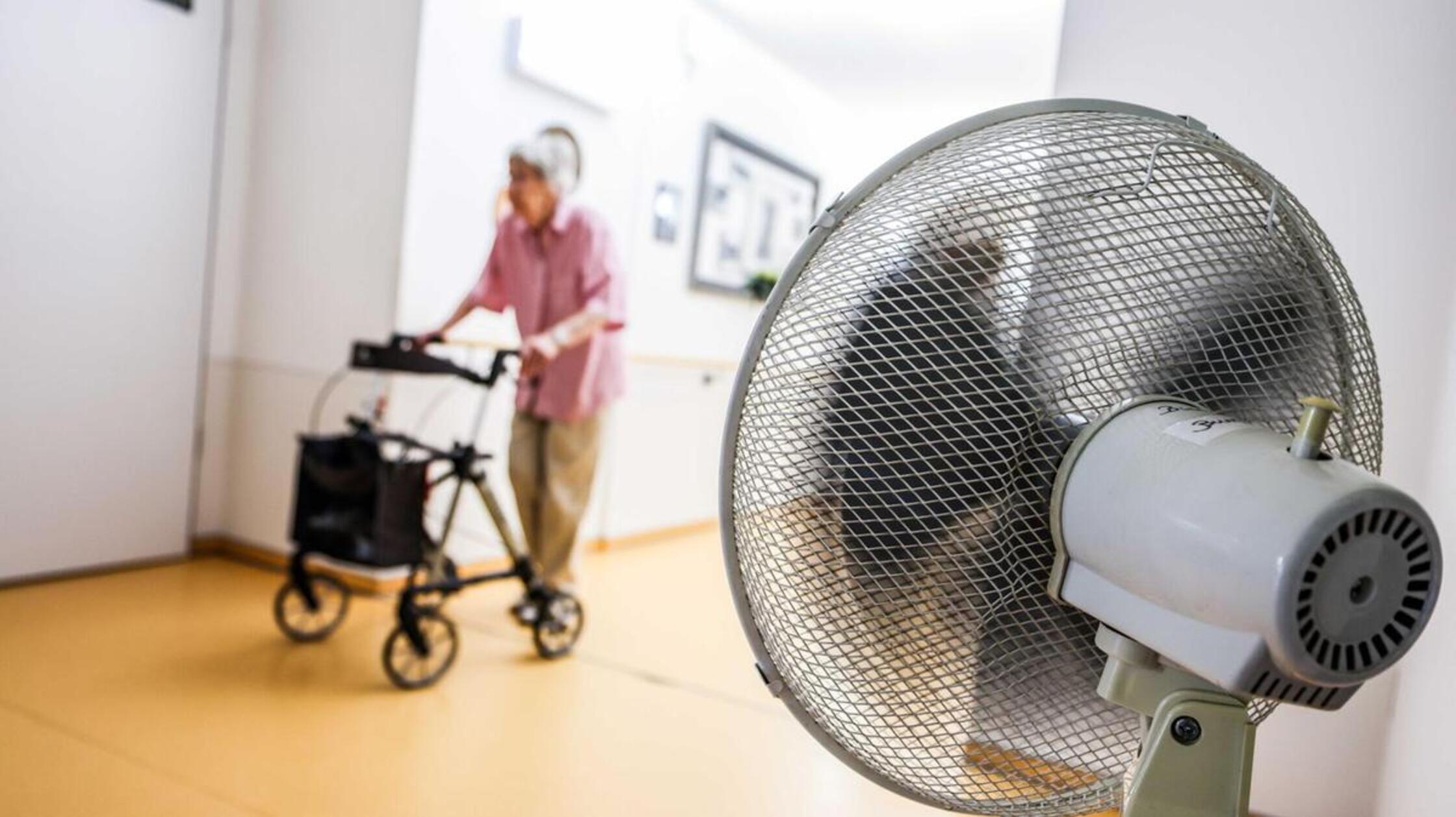 Eine_Frau_geht_mit_einem_Rollator_in_einem_Seniore