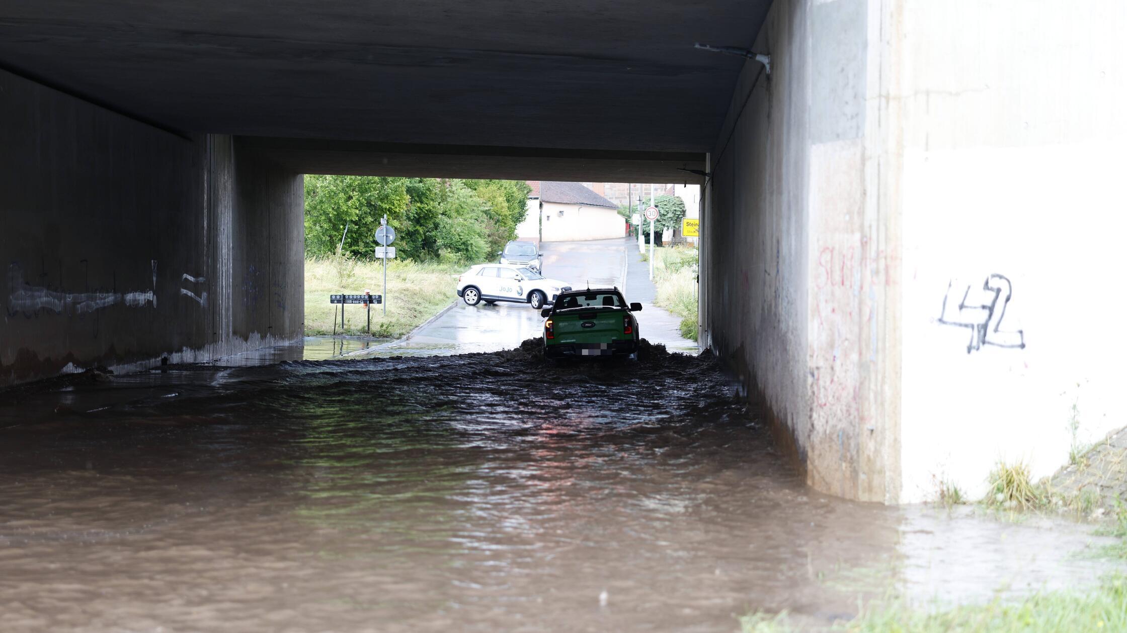 Erneute Unwetter in FÃ¼rth: Autos bleiben in Ã¼ber