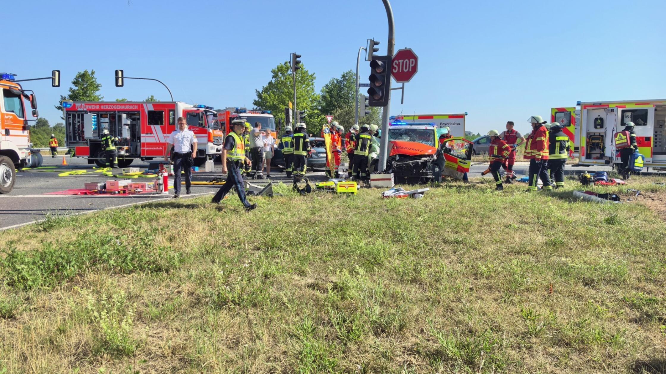 Schwerer-Unfall-mit-Krankenwagen-in-Herzogenaurach-Kreuzung-vollgesperrt-Not-rztin-verletzt