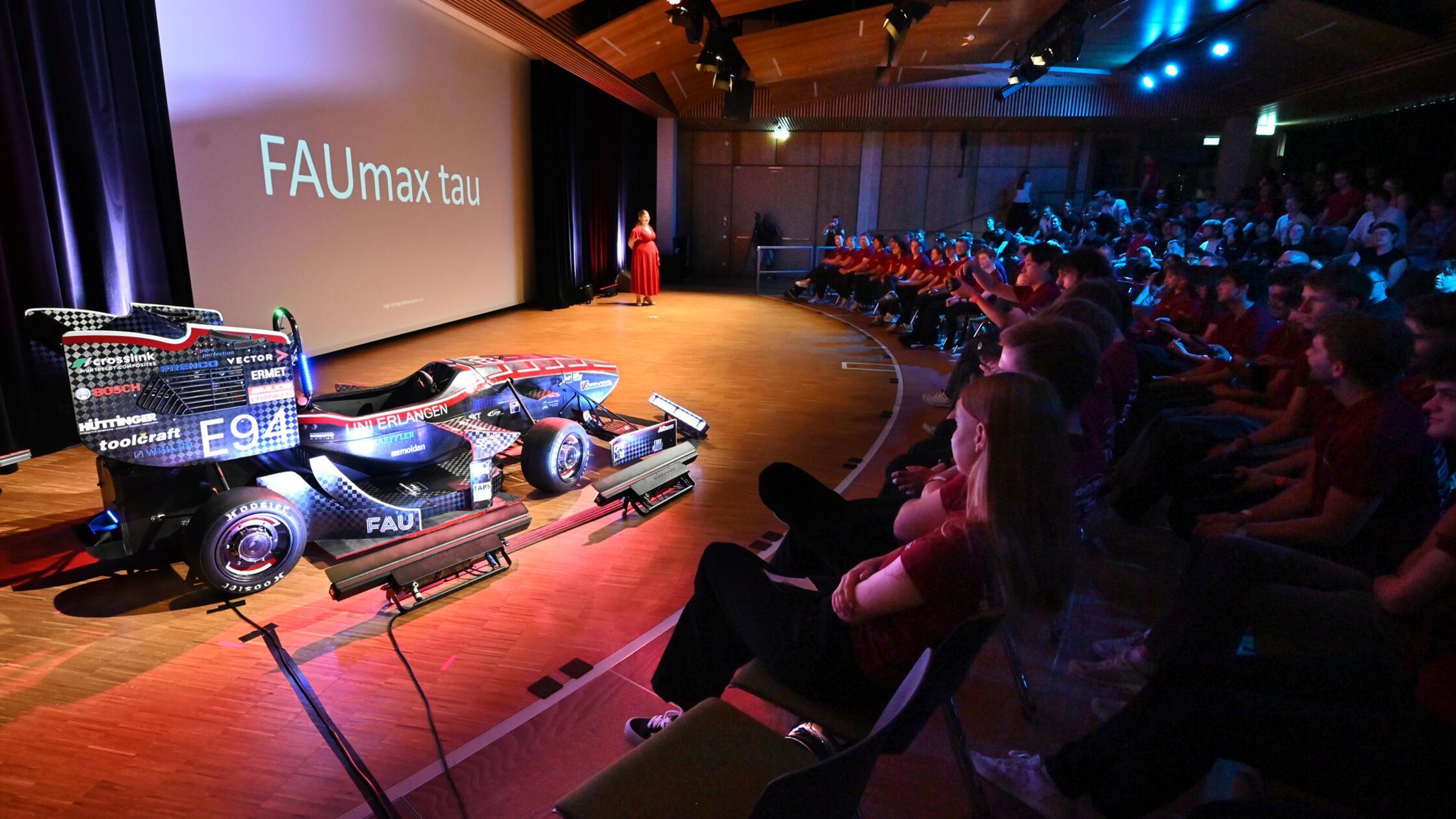 Der Rennwagen „FAUmax tau“ wurde bei einem Rollout