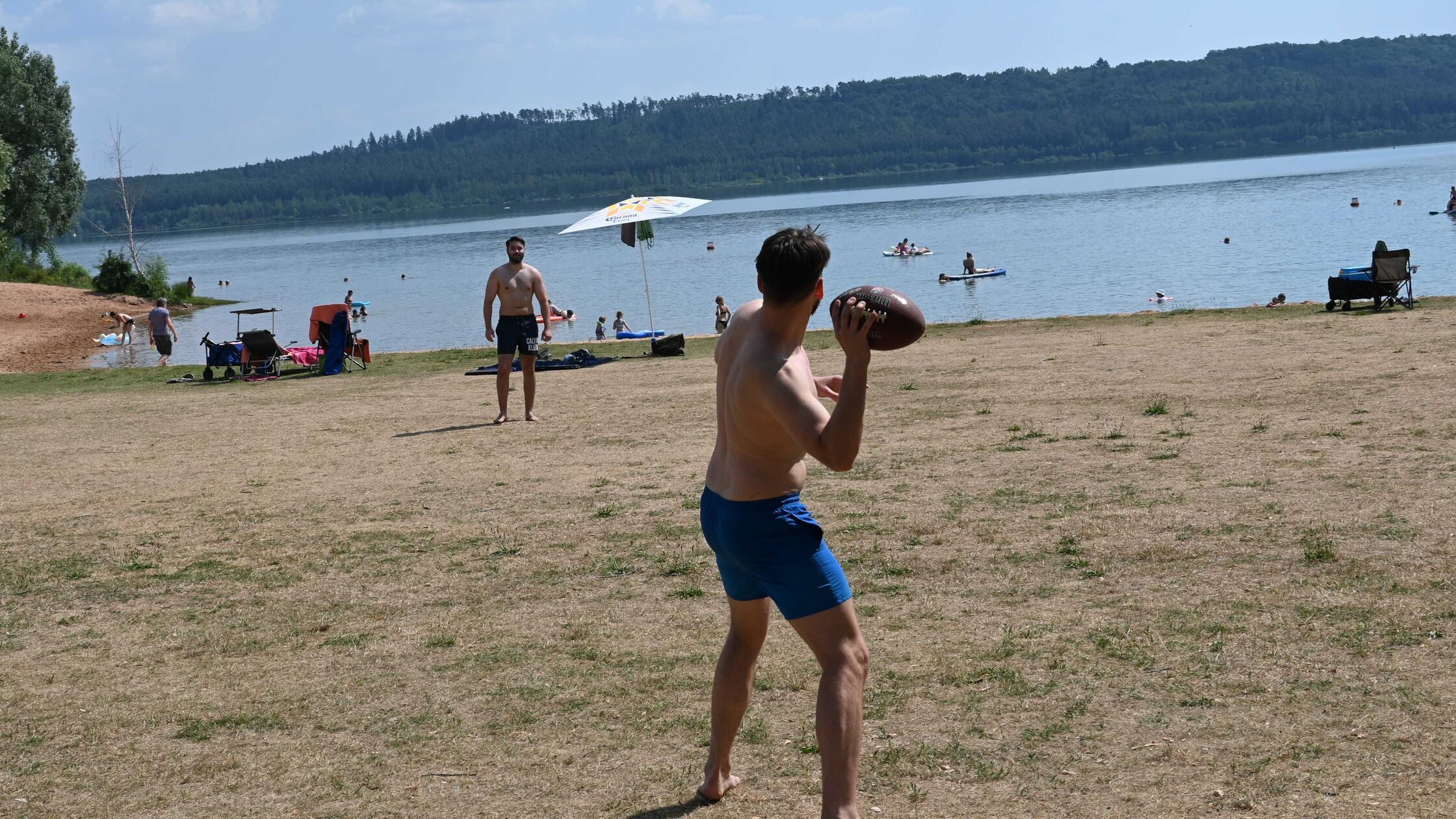 Impressionen aus Enderndorf am Brombachsee und Igelsbachsee - das war am Donnerstag, 25. Juni 2026, alles los. Diese Jungs warfen sich den Football zu - und der war wirklich gerade unterwegs in der Luft.