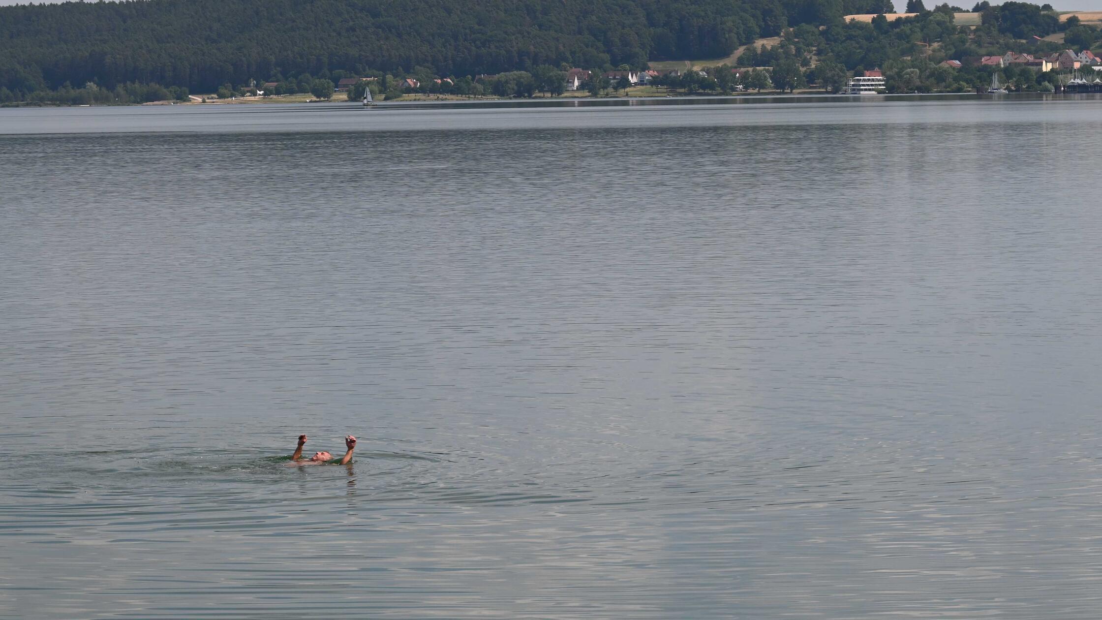 Impressionen aus Enderndorf am Brombachsee und Igelsbachsee - das war am Donnerstag, 25. Juni 2026, alles los. Zwei Hände oben, auf dem Rücken - nennt man den Schwimmstil nicht Altdeutsch?