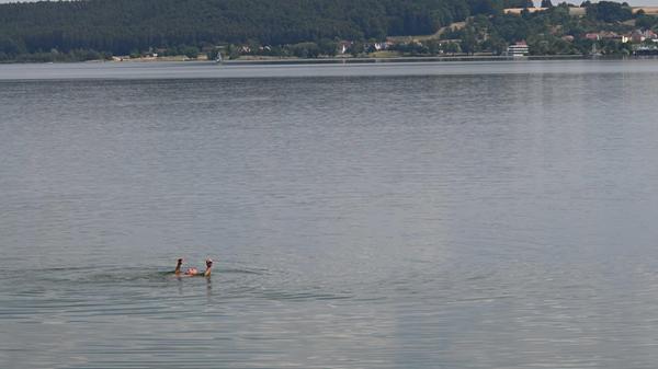 Impressionen aus Enderndorf am Brombachsee und Igelsbachsee - das war am Donnerstag, 25. Juni 2026, alles los. Zwei Hände oben, auf dem Rücken - nennt man den Schwimmstil nicht Altdeutsch?