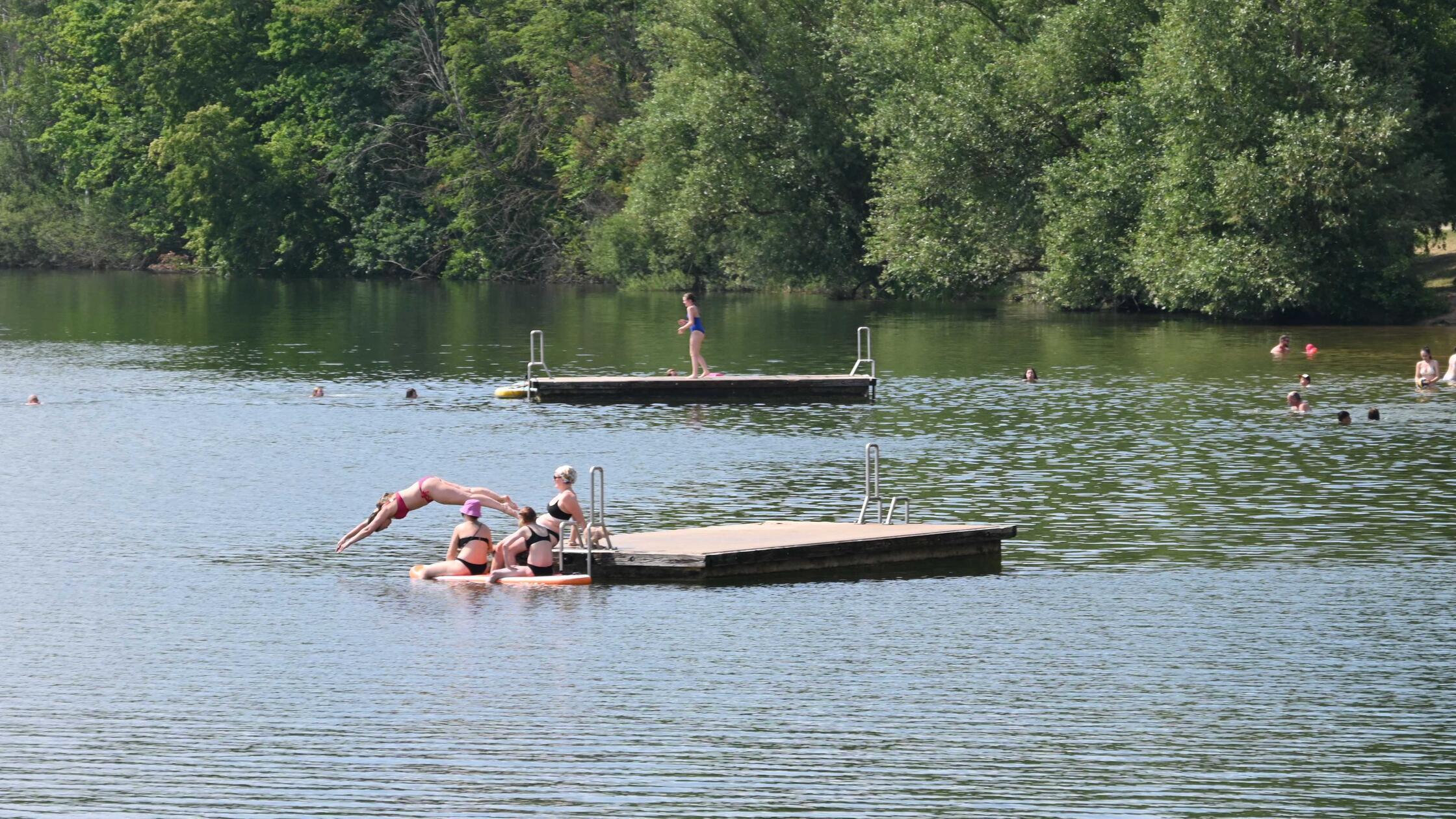Impressionen aus Enderndorf am Brombachsee und Igelsbachsee - das war am Donnerstag, 25. Juni 2026, alles los. Am Igelsbachsee zeigte diese Frau, wie man richtig ins Wasser springt.
