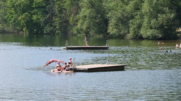 Impressionen aus Enderndorf am Brombachsee und Igelsbachsee - das war am Donnerstag, 25. Juni 2026, alles los. Am Igelsbachsee zeigte diese Frau, wie man richtig ins Wasser springt.