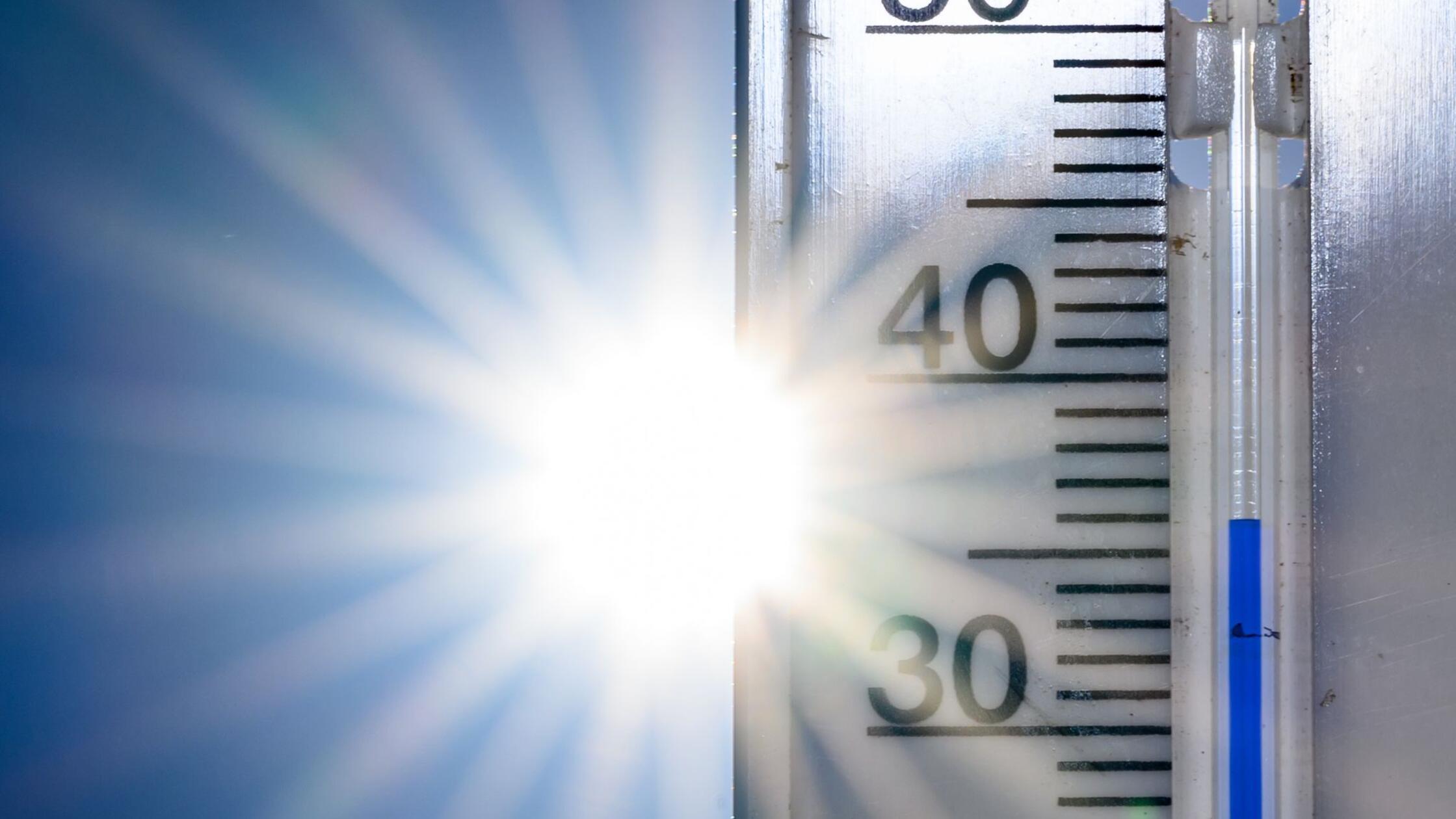 36 Grad Celsius zeigt ein Thermometer vor der Nach