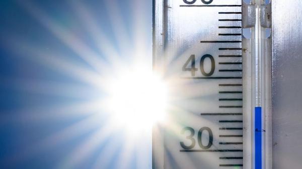 36 Grad Celsius zeigt ein Thermometer vor der Nach