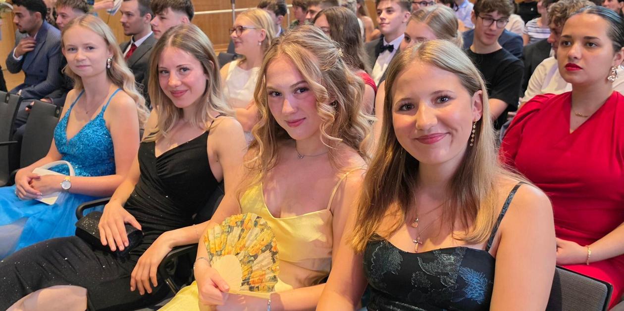 Rosen, Schicke Kleider und 1A-Zeugnisse: Bilder von der Abi-Verabschiedung ...