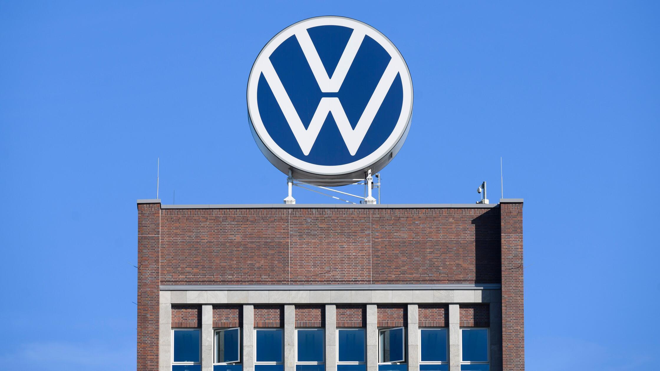 Das VW-Logo steht auf dem Markenhochhaus im Volksw