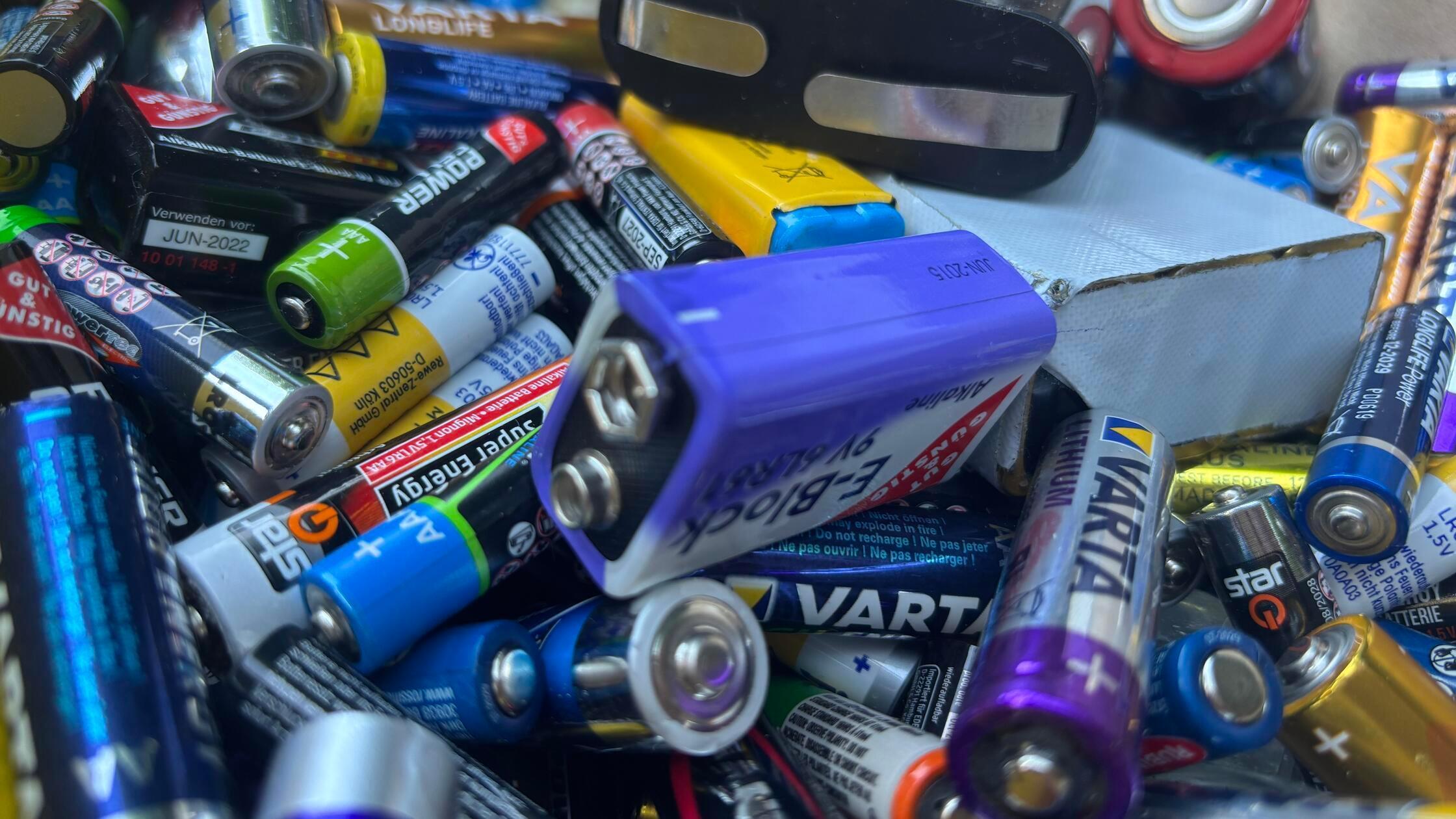 Leere Batterien Symbolbild
