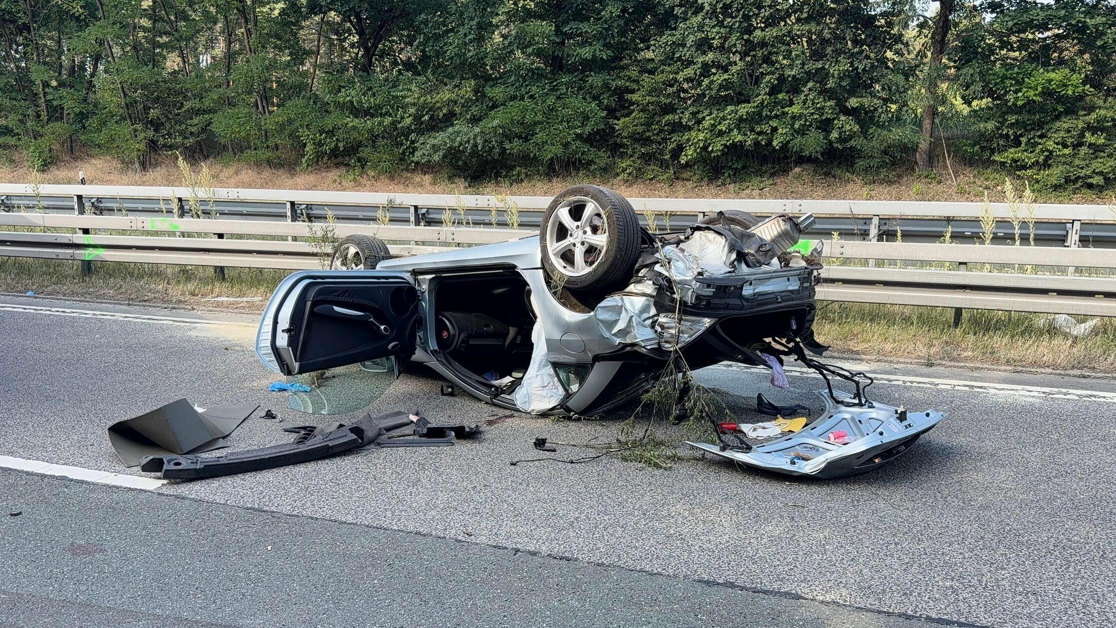 Cabrio-berschl-gt-sich-und-bleibt-auf-Dach-liegen-Heli-auf-B2-bei-Roth-Strecke-lange-gesperrt