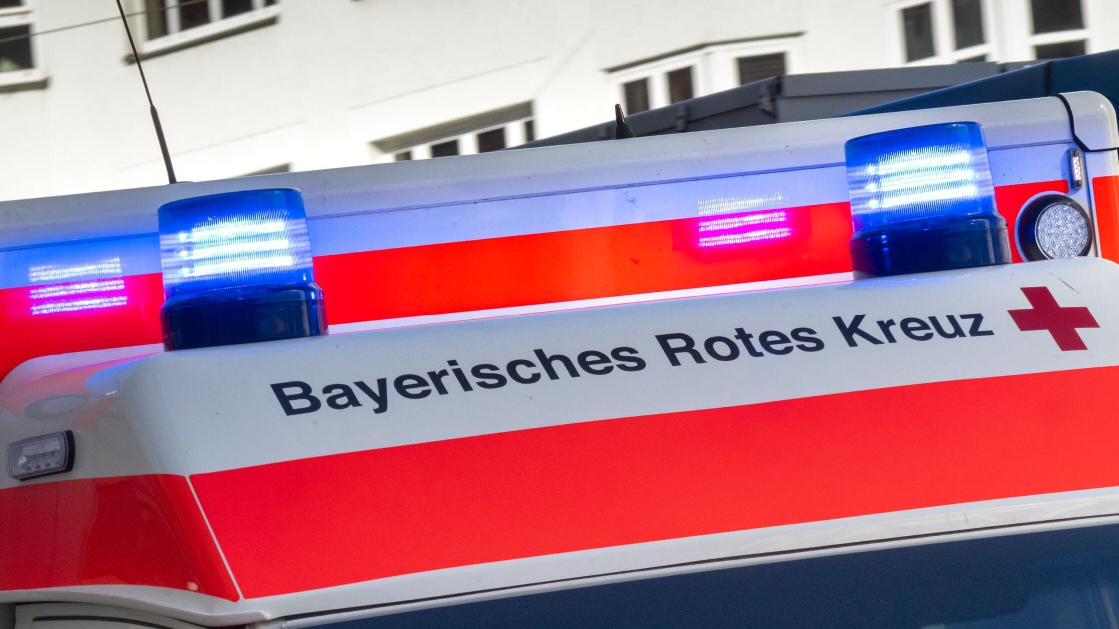 Ein Krankenwagen des Bayerischen Roten Kreuzes (zu