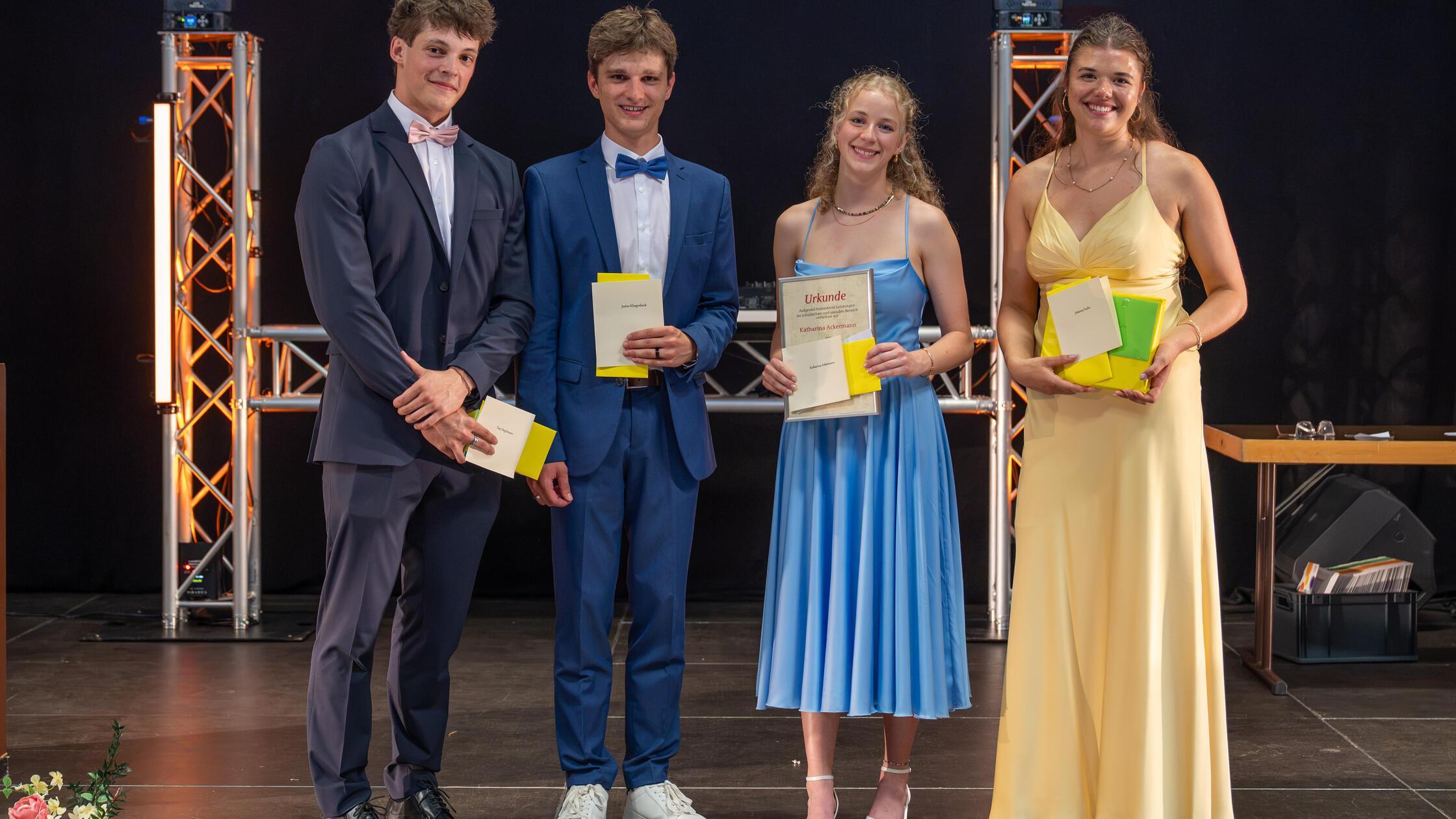 Vier Absolventinnen und Absolventen schlossen mit der Traumnote 1,0 ab:  Timo Negelmann, Justus Klingenbeck,  Katharina Ackermann und Johanna Fuchs.