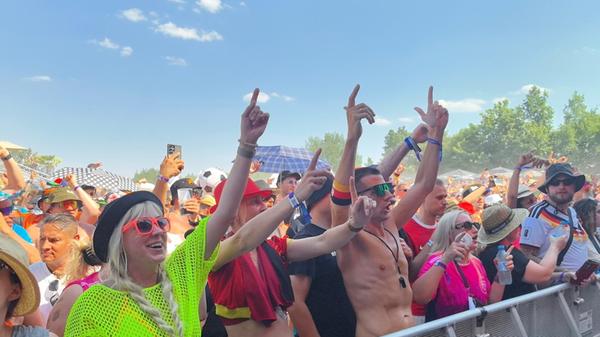 An diesem Wochenende steigt Teil 3 des Festival Summer 2026. Es ist Sause-Zeit am Airport und dort geben sich am Samstag die beliebtesten und erfolgreichsten Ballermann-Stars die Klinke in die Hand - bei hochsommerlichen Temperaturen.