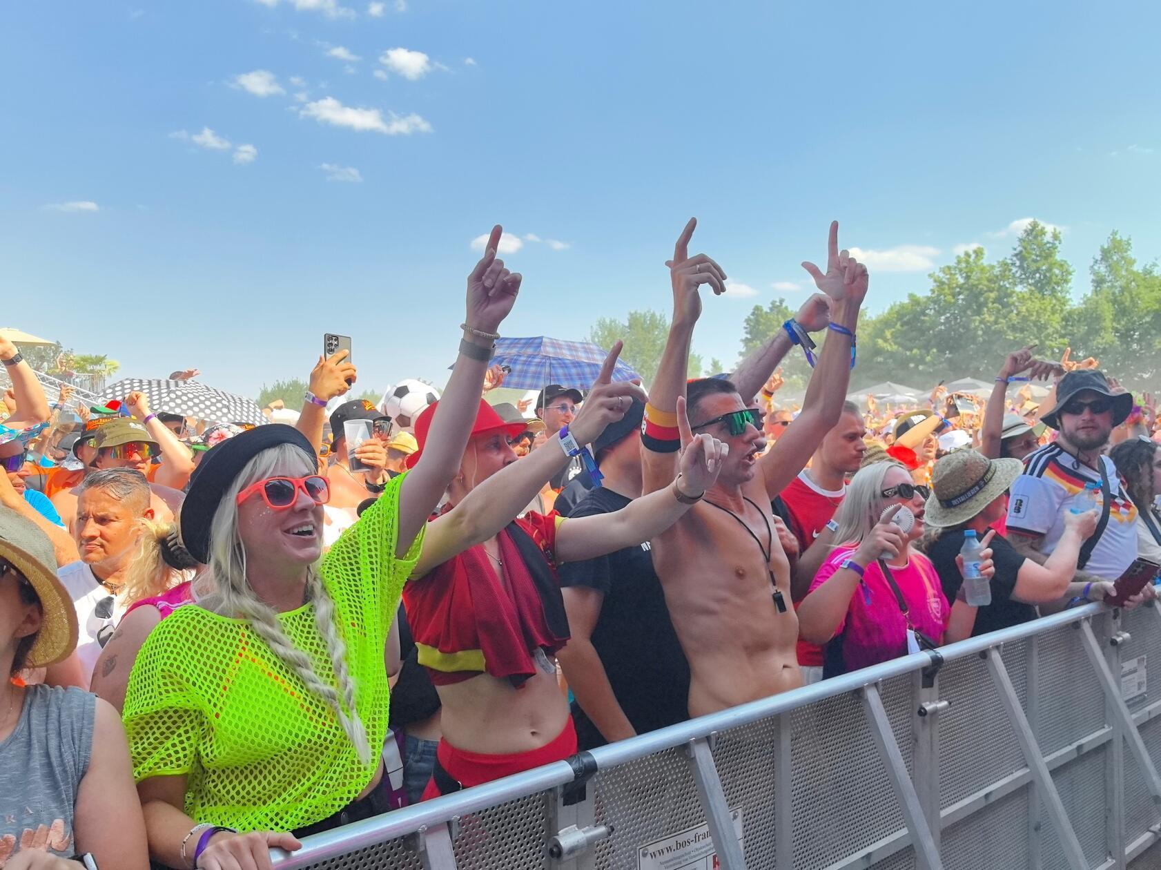 An diesem Wochenende steigt Teil 3 des Festival Summer 2026. Es ist Sause-Zeit am Airport und dort geben sich am Samstag die beliebtesten und erfolgreichsten Ballermann-Stars die Klinke in die Hand - bei hochsommerlichen Temperaturen.