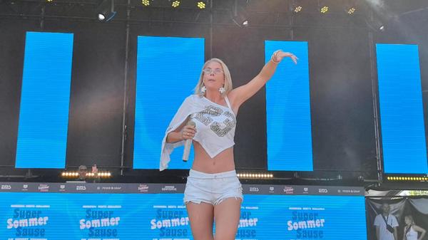 ""Malle meets Mallorca“ - so lautet schon seit 2014 das Motto bei der Super Sommer Sause am Nürnberger Airport. Bei Veranstalter werk :b events freut man sich auf eine der treusten Fan-Communitys überhaupt und einen Tag Urlaubs- und Partystimmung der Extraklasse.", so heißt es jedenfalls in einer Pressemitteilung.