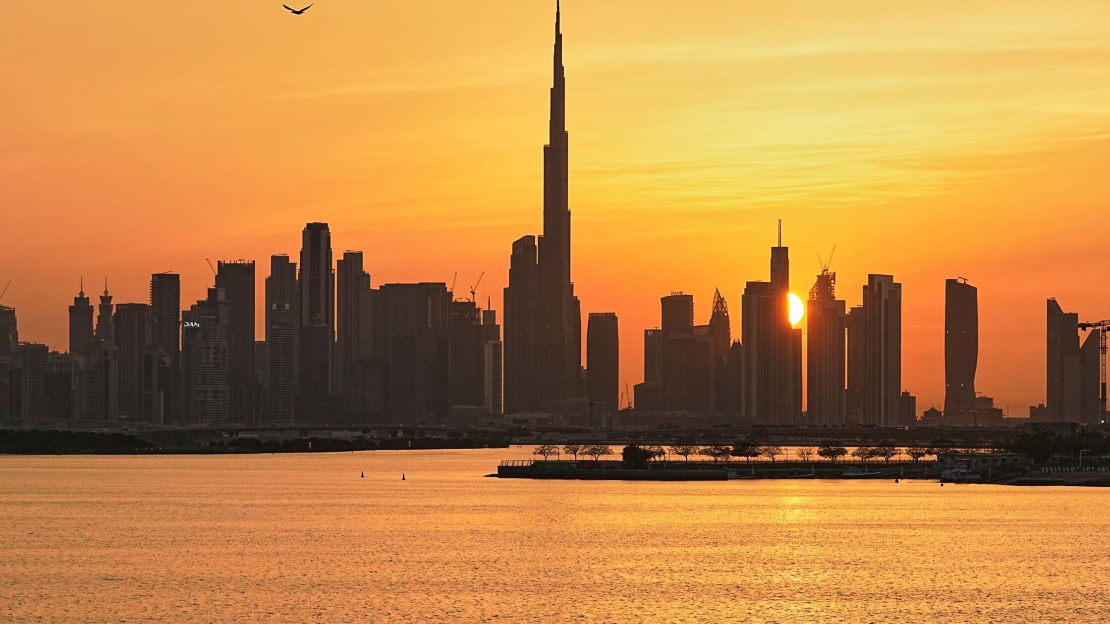 Die Skyline von Dubai steht mit dem Burj Khalifa i