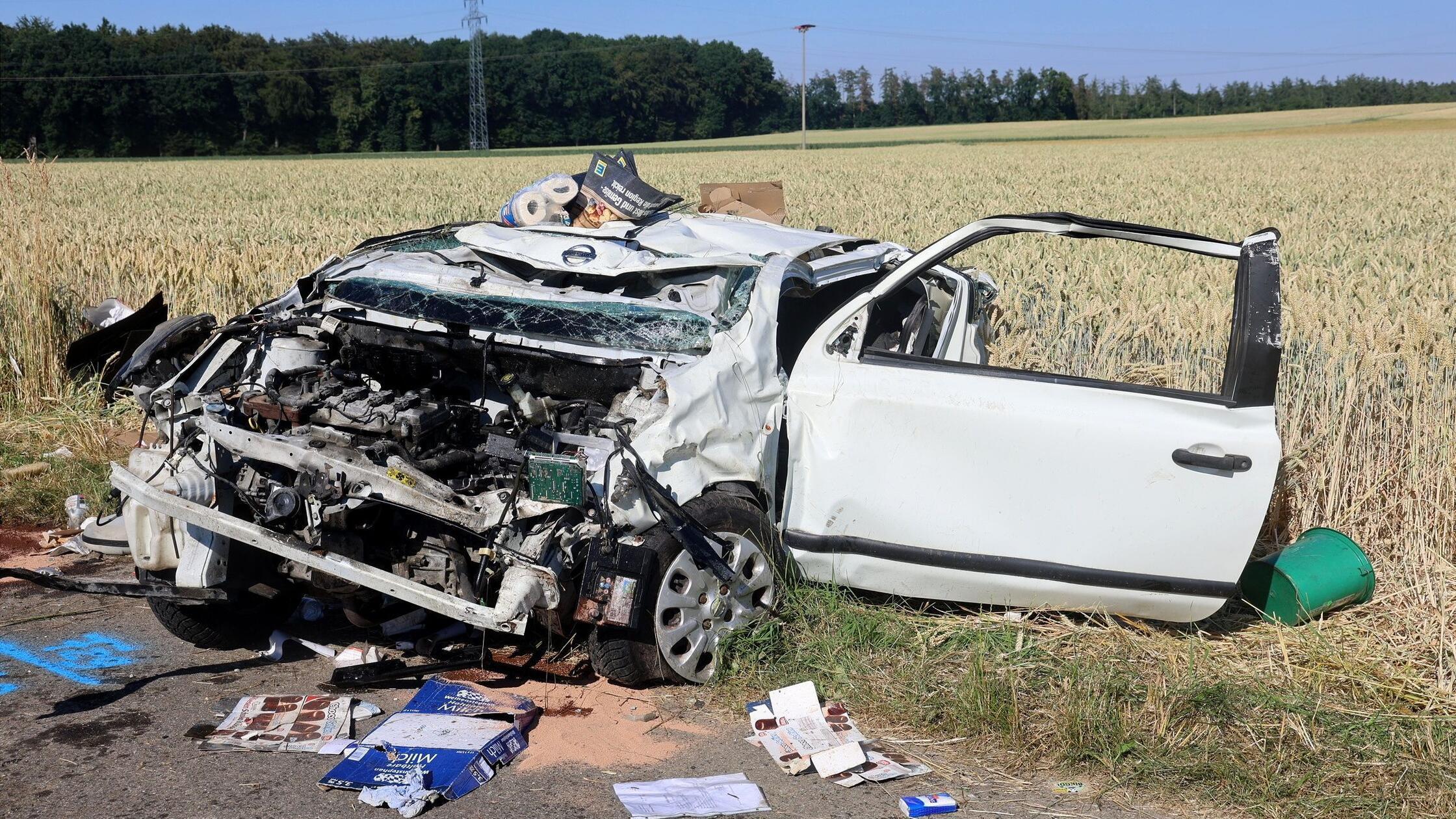 Ein zerstörtes Fahrzeug steht auf der Bundesstraße