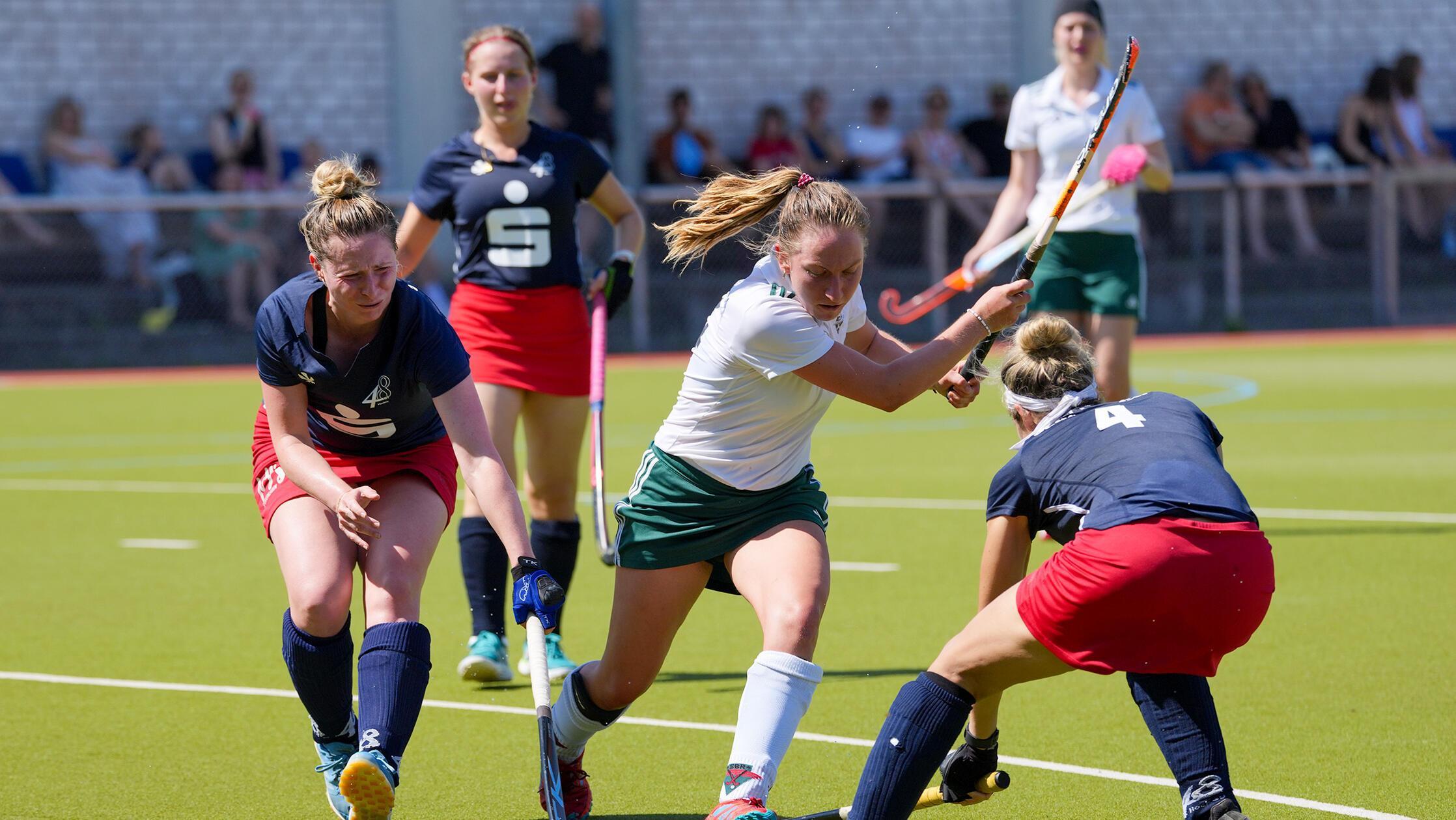 Hockey-Damen-Das-Unentschieden-des-TV-48-Schwabach-gegen-den-SB-DJK-Rosenheim-in-Bildern