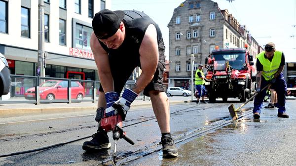 Die Reinigungsarbeiten an Schienen und Fahrzeugen laufen seit Sonntag. VAG-Sprecherin Elisabeth Seitzinger gibt zu bedenken: "Es wird wahrscheinlich noch länger dauern."