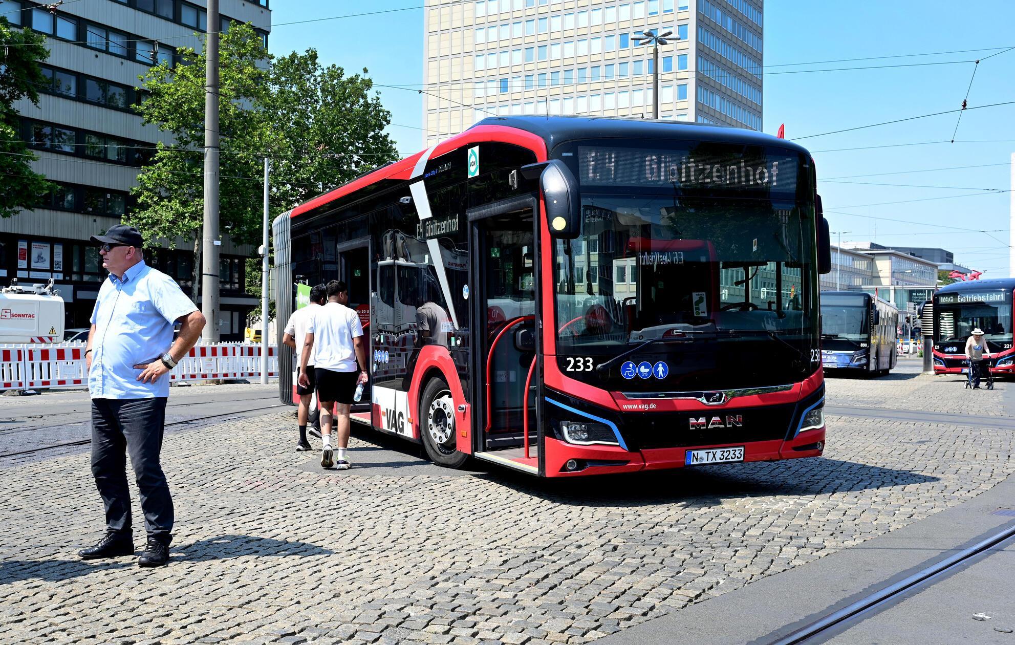 Am Donnerstag soll eine erste Probefahrt stattfinden. Die Ersatzbusse fahren derzeit immer den nächsten U-Bahn-Knotenpunkt an und ersetzen die Straßenbahnlinien nicht komplett.