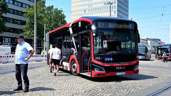 Am Donnerstag soll eine erste Probefahrt stattfinden. Die Ersatzbusse fahren derzeit immer den nächsten U-Bahn-Knotenpunkt an und ersetzen die Straßenbahnlinien nicht komplett.
